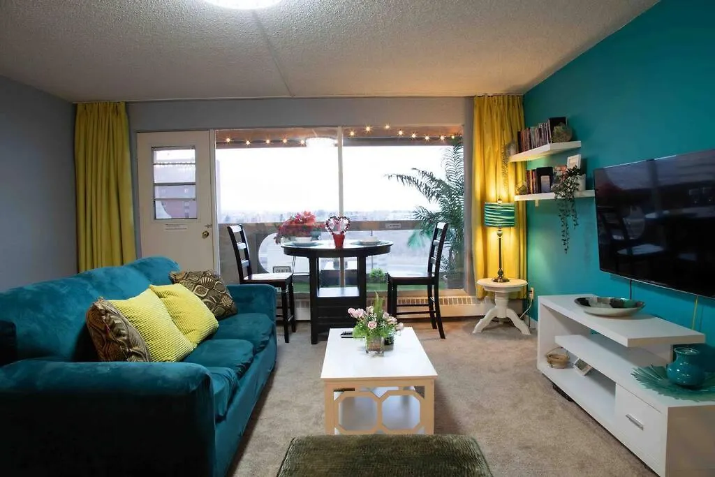 Calgary Downtown Center Condo With Free Parking